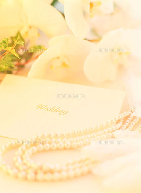 招待状とパールネックレス の写真素材 イラスト素材 アマナイメージズ