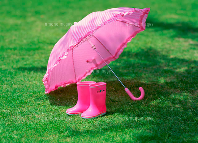 子供用のピンクの傘と長靴 の写真素材 イラスト素材 アマナイメージズ
