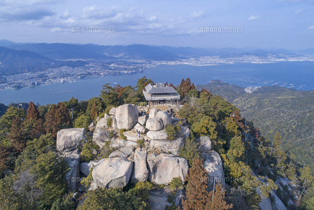 ドローンによる弥山山頂の展望台[10173003669]の写真・イラスト素材