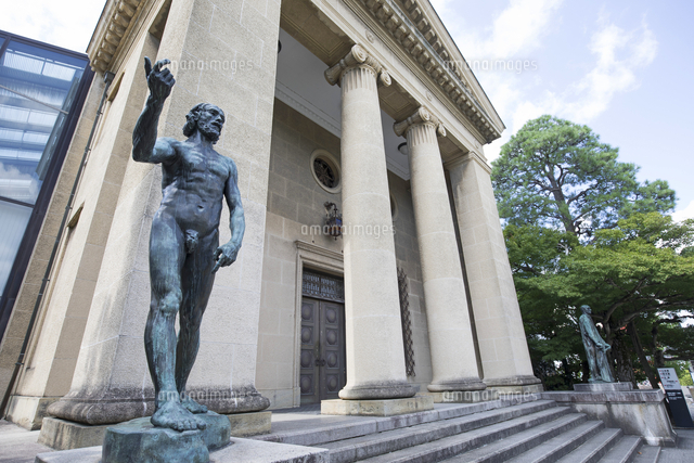 大原美術館の外観とロダンの彫刻 の写真素材 イラスト素材 アマナイメージズ