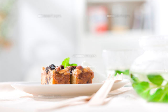 透明のポットに入ったハーブティーとケーキ の写真素材 イラスト素材 アマナイメージズ