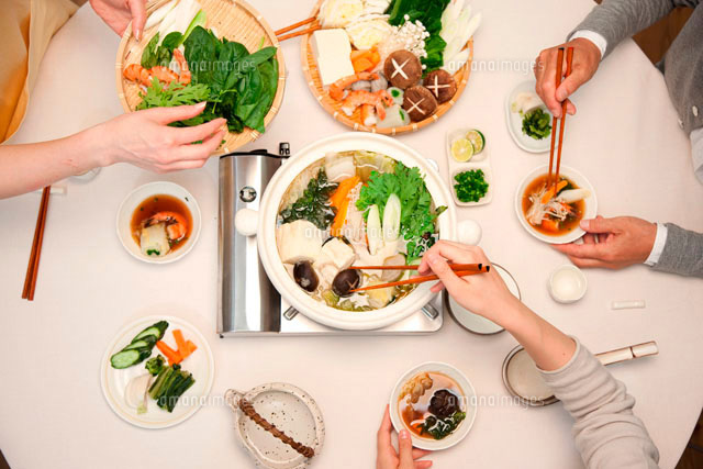 鍋に具材を入れる手 の写真素材 イラスト素材 アマナイメージズ