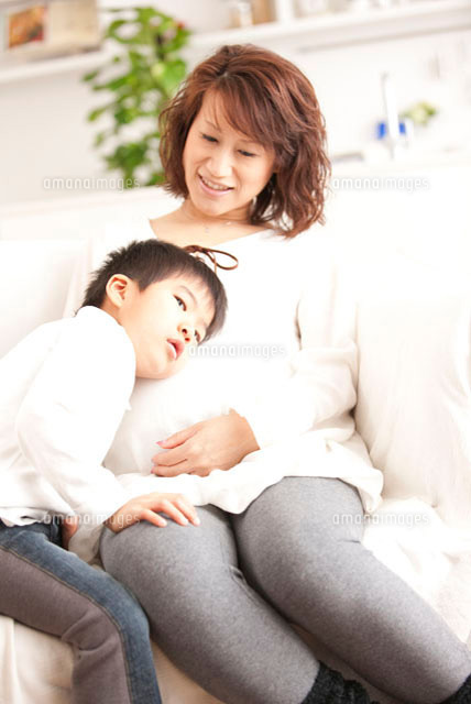 お腹の赤ちゃんに話しかける男の子 の写真素材 イラスト素材 アマナイメージズ