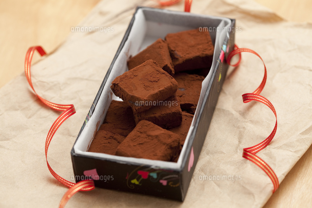 手作り生チョコプレゼントボックス の写真素材 イラスト素材 アマナイメージズ