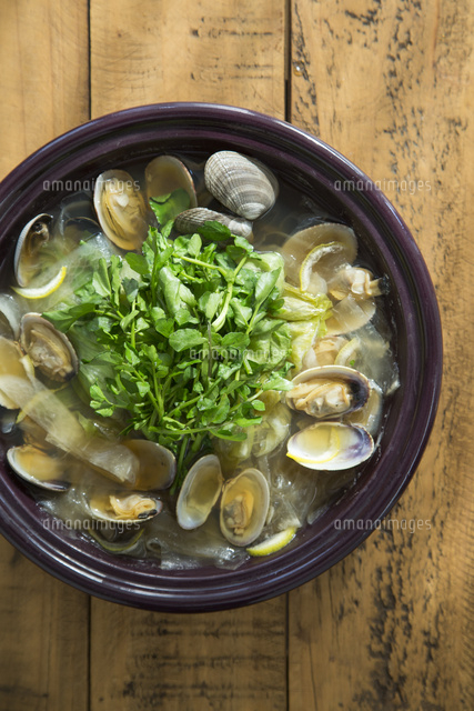 あさりとセリの和風鍋 の写真素材 イラスト素材 アマナイメージズ