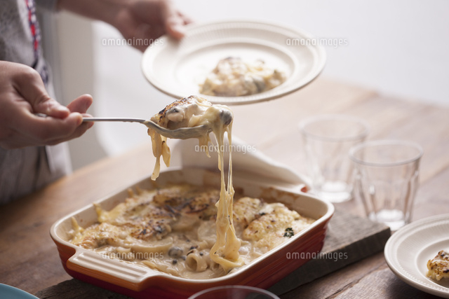 グラタンを取り分ける の写真素材 イラスト素材 アマナイメージズ