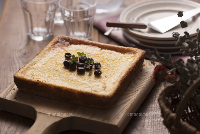 パーティ風のベイクドチーズケーキ の写真素材 イラスト素材 アマナイメージズ