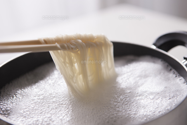 素麺を茹でる の写真素材 イラスト素材 アマナイメージズ