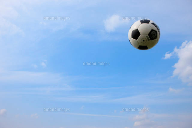青空とサッカーボール の写真素材 イラスト素材 アマナイメージズ