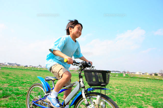自転車で走る少年 の写真素材 イラスト素材 アマナイメージズ