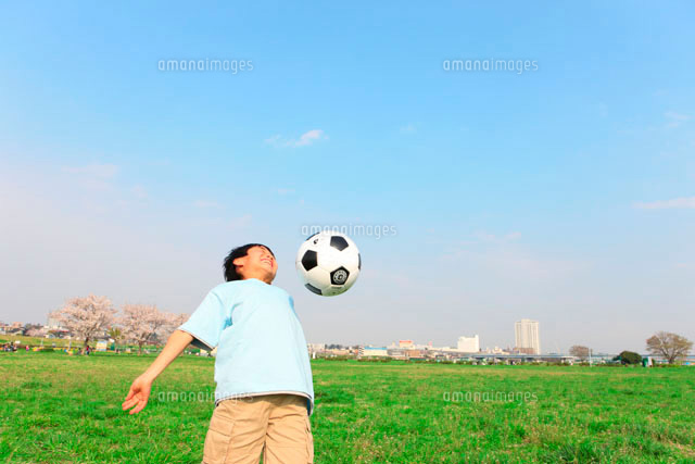 ボールでリフティングする少年 の写真素材 イラスト素材 アマナイメージズ