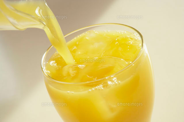 グラスに注がれるオレンジジュース の写真素材 イラスト素材 アマナイメージズ