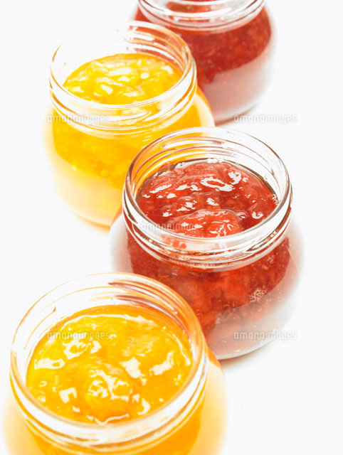 苺とマーマレードジャムの瓶 の写真素材 イラスト素材 アマナイメージズ