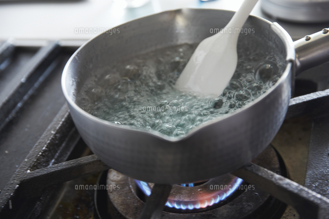 着色した寒天液を沸騰させる の写真素材 イラスト素材 アマナイメージズ