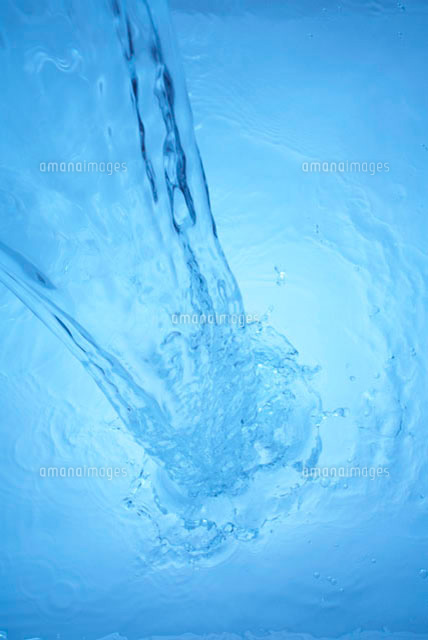 注がれる水と泡立つ水面 の写真素材 イラスト素材 アマナイメージズ