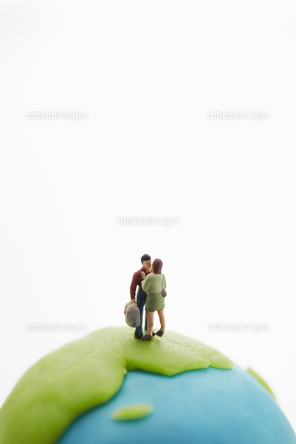 粘土の地球儀の上でキスをする男女の人形 の写真素材 イラスト素材 アマナイメージズ