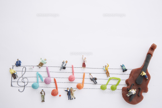 粘土の音符とヴァイオリンと沢山の人形[10179005800]の写真・イラスト