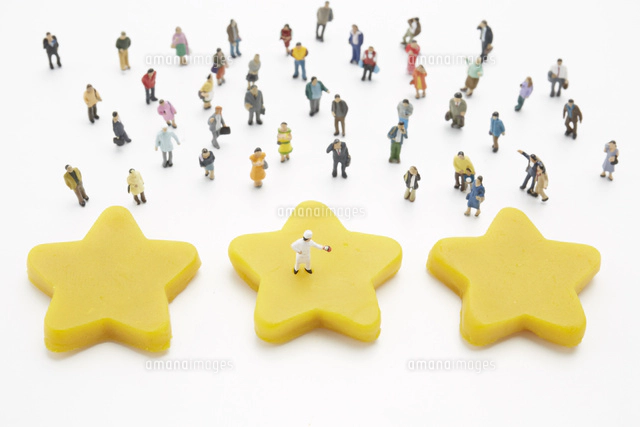 黄色い星型の粘土の上に立つ人形[10179005831]の写真・イラスト素材