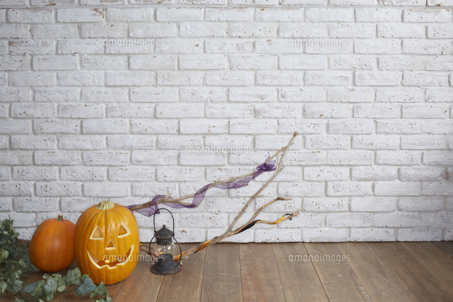 ハロウィンの飾りつけをした部屋 の写真素材 イラスト素材 アマナイメージズ
