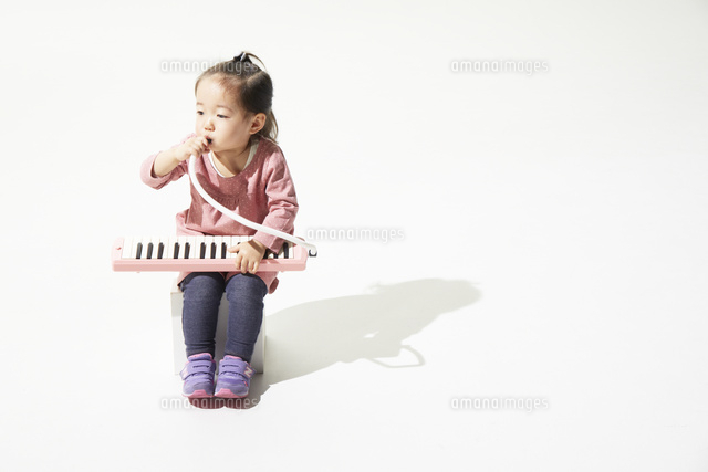 ピアニカを吹く女の子 の写真素材 イラスト素材 アマナイメージズ