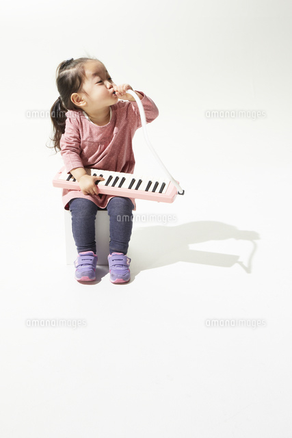ピアニカを吹く女の子 の写真素材 イラスト素材 アマナイメージズ