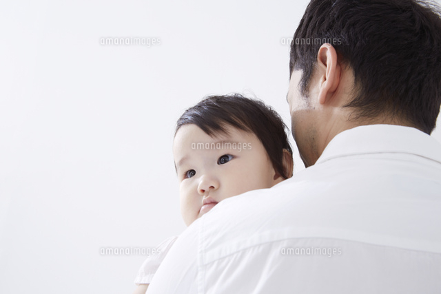 赤ちゃんを抱っこするお父さん の写真素材 イラスト素材 アマナイメージズ
