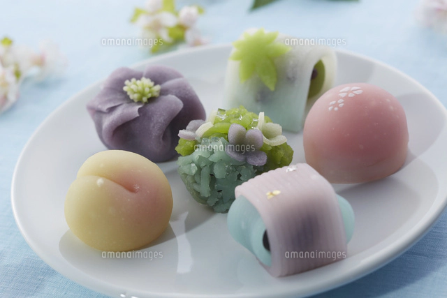 パステルカラーの和菓子とサクラ の写真素材 イラスト素材 アマナイメージズ