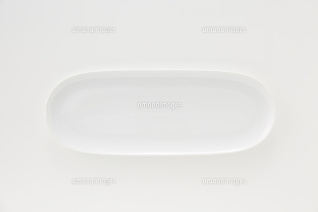 楕円の白い皿を真俯瞰で見る の写真素材 イラスト素材 アマナイメージズ