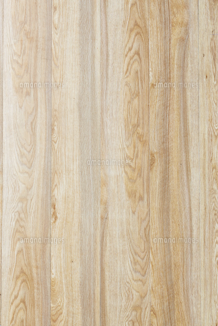 明るい木目の目立つ木の板を並べている の写真素材 イラスト素材 アマナイメージズ