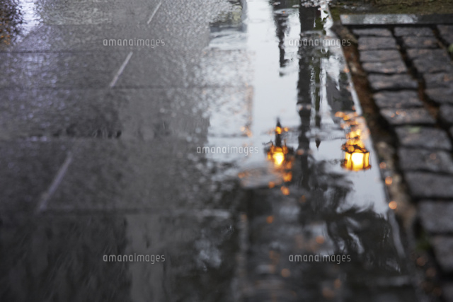 歩道のコンクリートに写る街灯 の写真素材 イラスト素材 アマナイメージズ