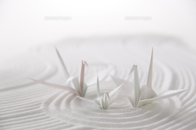 白砂で描いた曲線と家族の折り鶴 10179007833 の写真素材 イラスト素材 アマナイメージズ