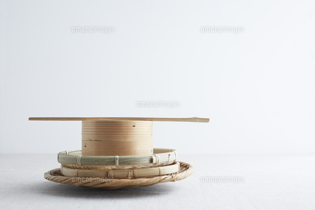 重なったザルと箸 の写真素材 イラスト素材 アマナイメージズ