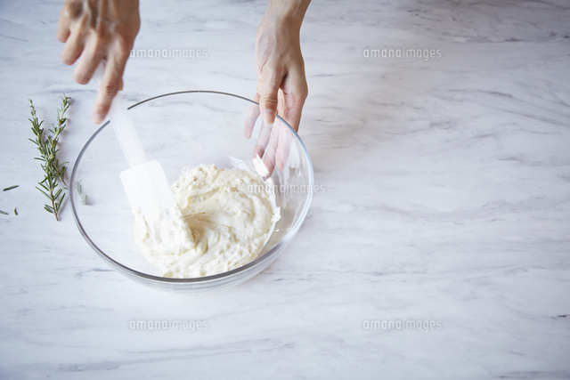 クリームチーズとローズマリーのソースを作っている女性 の写真素材 イラスト素材 アマナイメージズ クリームチーズとローズマリーのソースを作っている女性 の写真素材 イラスト素材 アマナイメージズ