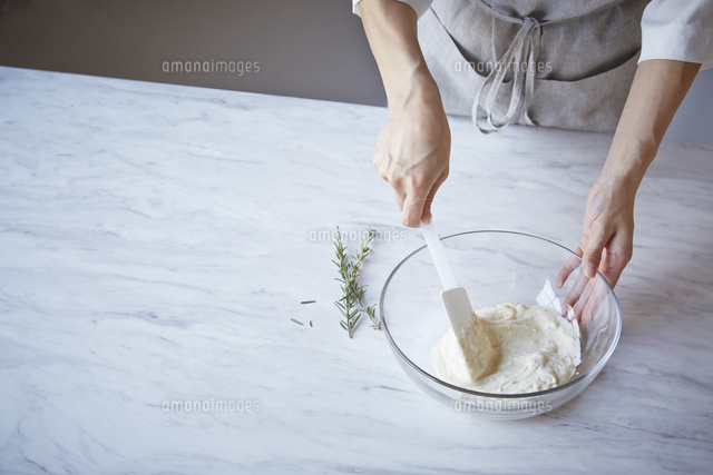 クリームチーズとローズマリーのソースを作っている女性 の写真素材 イラスト素材 アマナイメージズ クリームチーズとローズマリーのソースを作っている女性 の写真素材 イラスト素材 アマナイメージズ