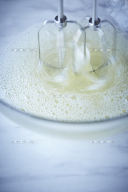 ハンドミキサーで混ぜられているメレンゲ の写真素材 イラスト素材 アマナイメージズ