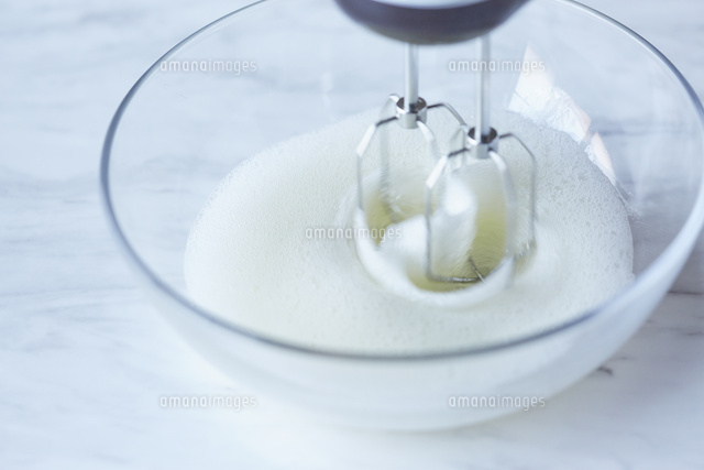 ハンドミキサーで混ぜられているメレンゲ の写真素材 イラスト素材 アマナイメージズ