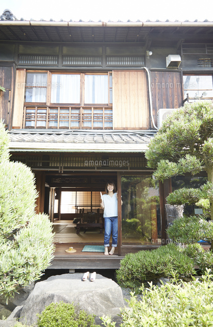 縁側に立つ若い女性 の写真素材 イラスト素材 アマナイメージズ