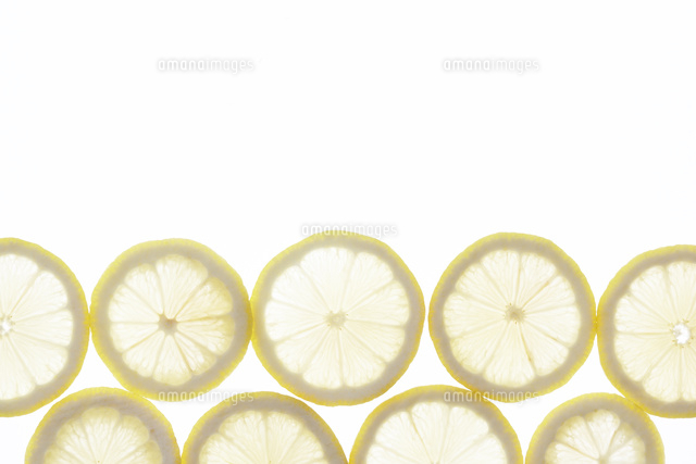 並んだ輪切りのレモン の写真素材 イラスト素材 アマナイメージズ