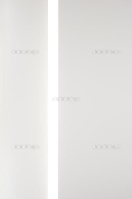 照明の当たった白壁 の写真素材 イラスト素材 アマナイメージズ