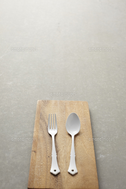 机の上のカトラリー の写真素材 イラスト素材 アマナイメージズ