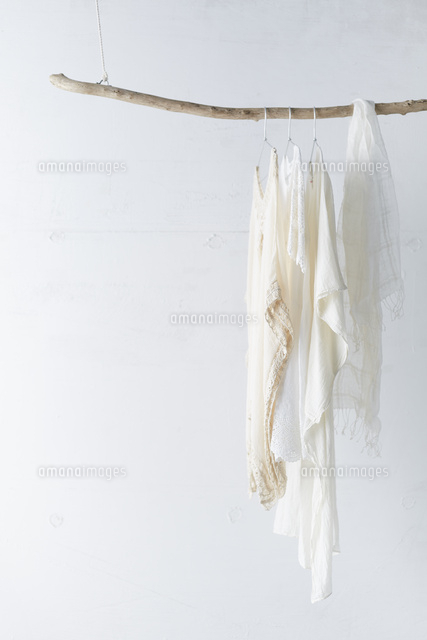 木の棒に吊り下がった白い服 の写真素材 イラスト素材 アマナイメージズ