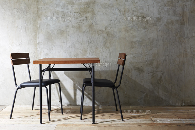 ナチュラルな壁と床と椅子とテーブル の写真素材 イラスト素材 アマナイメージズ
