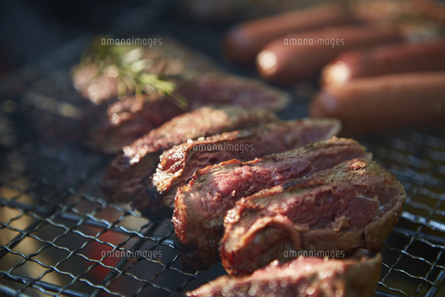 アミの上で焼かれている肉 10179011254 の写真素材 イラスト素材 アマナイメージズ