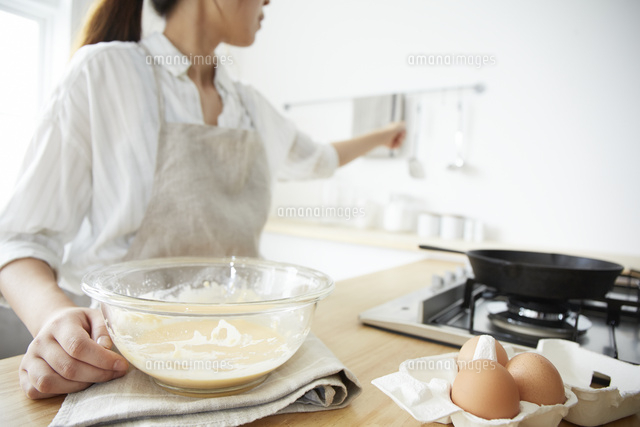 パンケーキを作る女性 の写真素材 イラスト素材 アマナイメージズ
