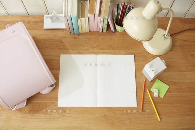 テーブルの上に置かれたスケッチブックと周りの小物 の写真素材 イラスト素材 アマナイメージズ
