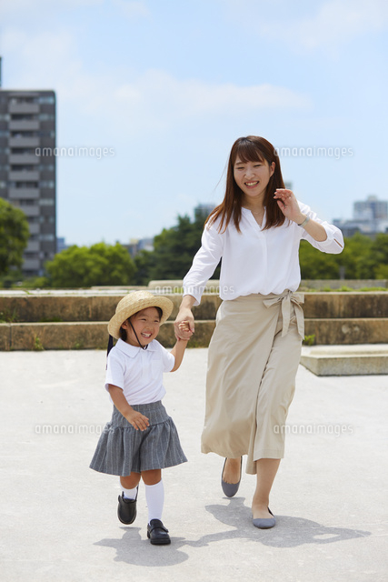 手を繋いで歩く母と子供 の写真素材 イラスト素材 アマナイメージズ