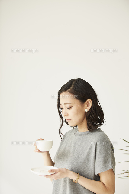 コーヒーを摘む女性 【公式通販】