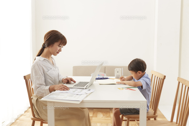 ダイニングテーブルで在宅ワークをする女性と勉強する男の子 の写真素材 イラスト素材 アマナイメージズ