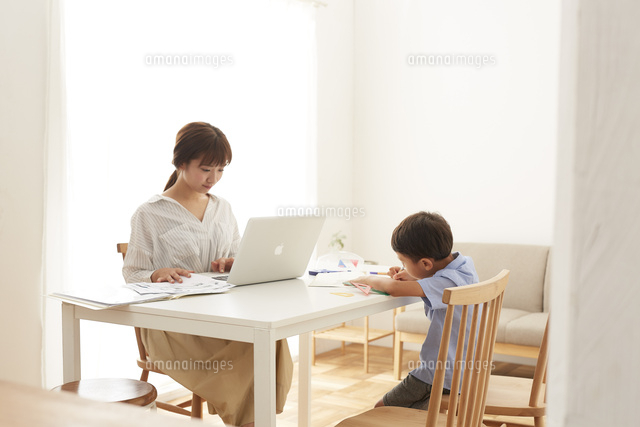 ダイニングテーブルで在宅ワークをする女性と勉強する男の子 の写真素材 イラスト素材 アマナイメージズ