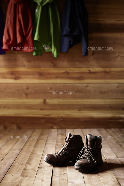 山小屋の中に置かれたトレッキングシューズとフックに掛けられた登山用ウェア の写真素材 イラスト素材 アマナイメージズ